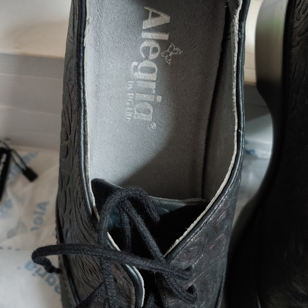 Shoes - Picture 3 of 6